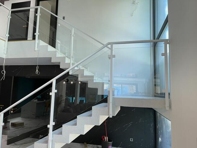 Balustrady ze stali nierdzewnej i czarnej stali