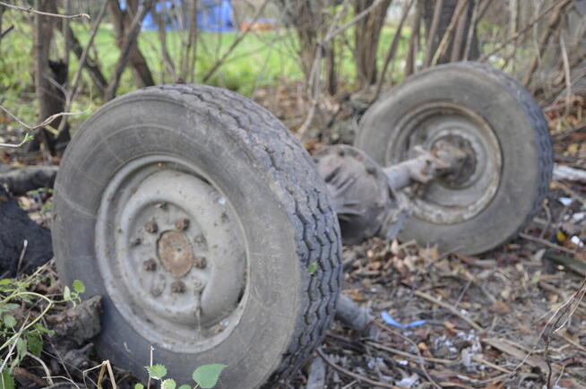 Tylny most wraz z felgami do przyczepki