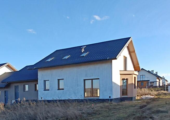 Nowe domy w zabudowie bliźniaczej.