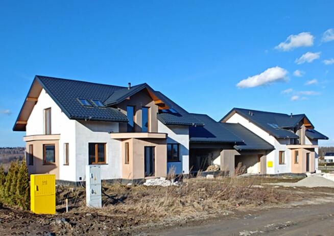 Nowe domy w zabudowie bliźniaczej.