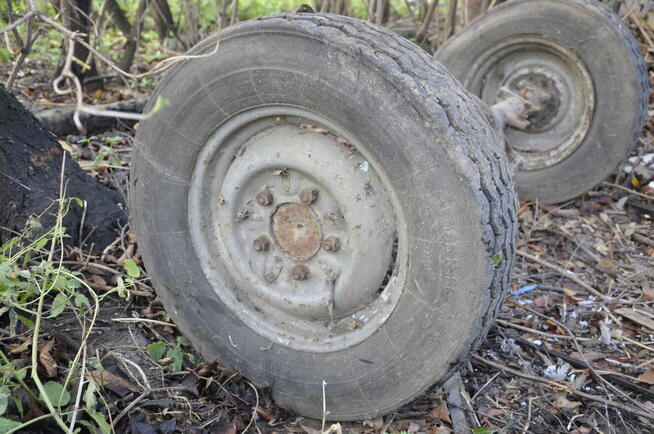 Tylny most wraz z felgami do przyczepki