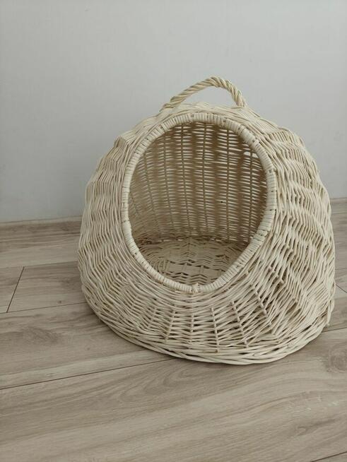 Domek wiklinowy dla kota