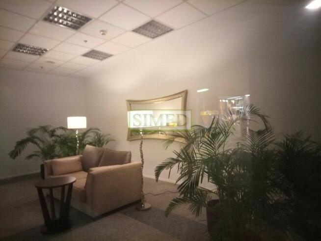 Mały punkt handlowo usługowy w Centrum Warszawy