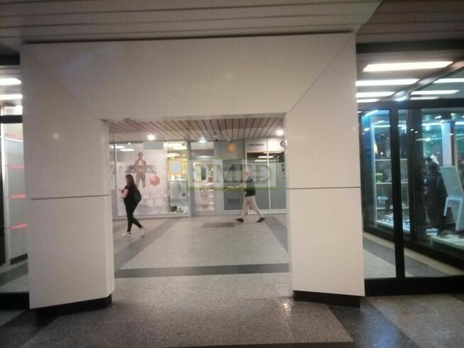 Mały punkt handlowo usługowy w Centrum Warszawy