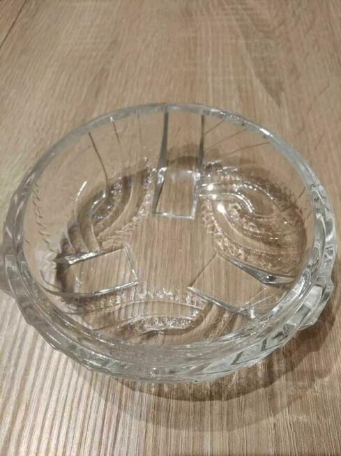 szklany pojemnik z pokrywką