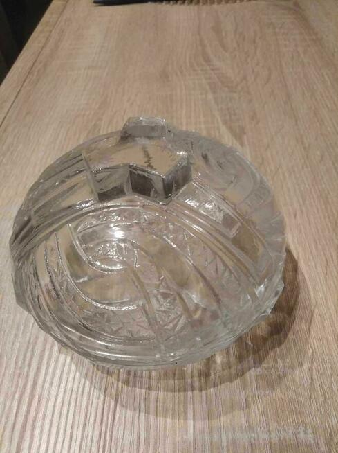 szklany pojemnik z pokrywką