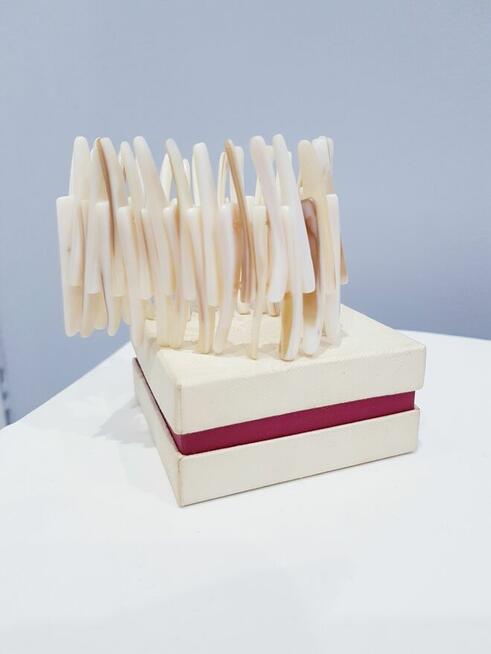 Beżowo-brązowa bransoletka z masy perłowej