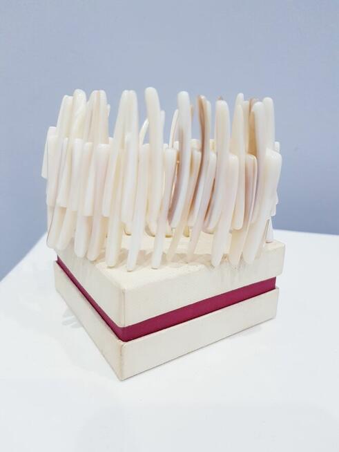 Beżowo-brązowa bransoletka z masy perłowej