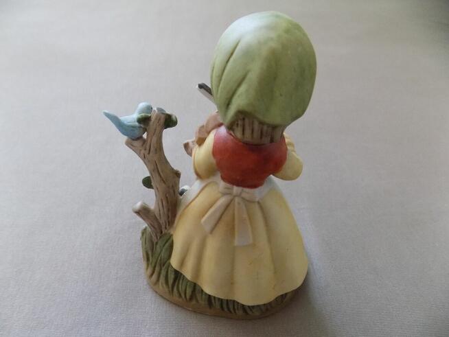 FIGURKA DZIEWCZYNKA ZE SKRZYPCAMI