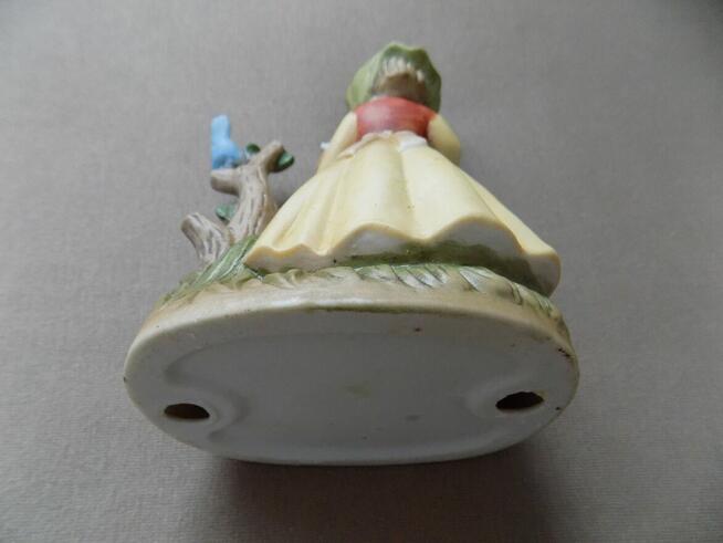 FIGURKA DZIEWCZYNKA ZE SKRZYPCAMI