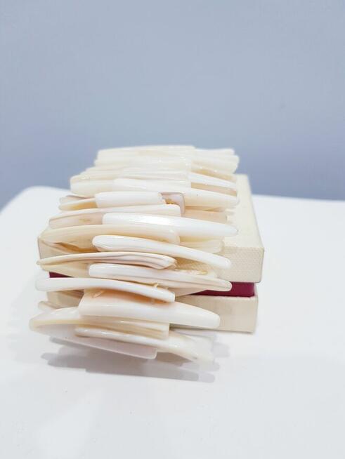 Beżowo-brązowa bransoletka z masy perłowej