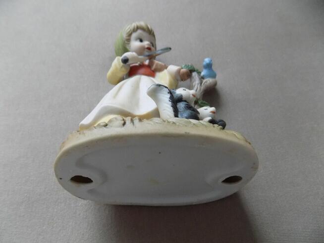 FIGURKA DZIEWCZYNKA ZE SKRZYPCAMI