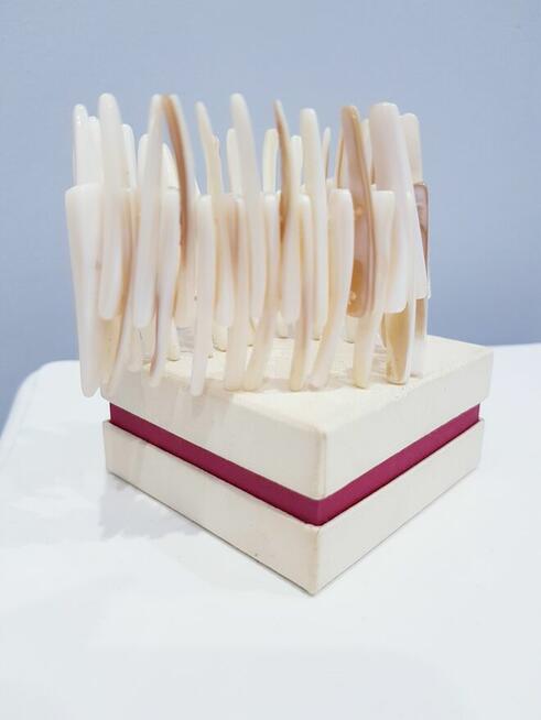 Beżowo-brązowa bransoletka z masy perłowej