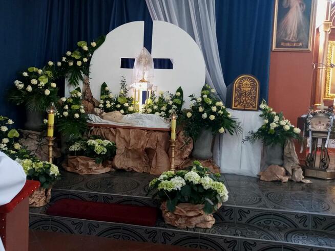 Krzyżw kole dekoracja Wielkanoc Grób Pański