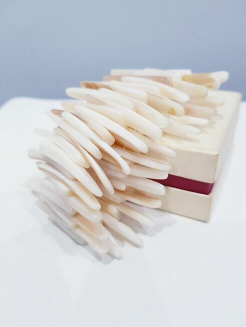 Beżowo-brązowa bransoletka z masy perłowej