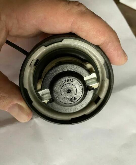 Oryginalny korek wlewu paliwa do Mercedes-Benz