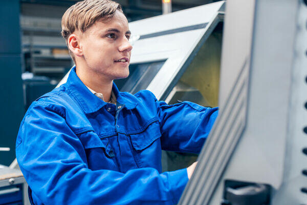 OPERATOR CNC FREZARKA, TOKARKA (Babenhausen KR-GL-DE)
