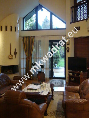 Ekskluzywny dom z basenem w pięknym ogrodzie.