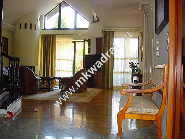 Ekskluzywny dom z basenem w pięknym ogrodzie.