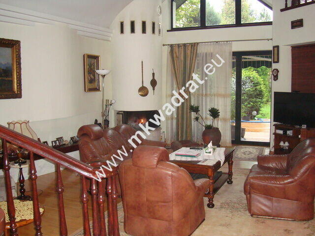 Ekskluzywny dom z basenem w pięknym ogrodzie.