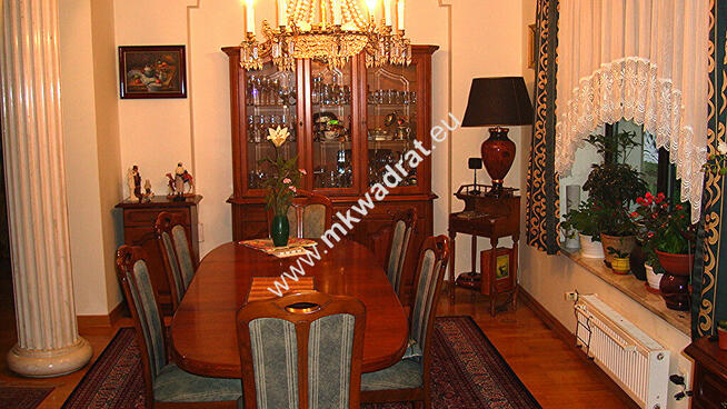 Ekskluzywny dom z basenem w pięknym ogrodzie.