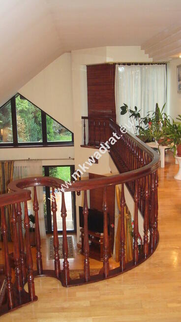 Ekskluzywny dom z basenem w pięknym ogrodzie.