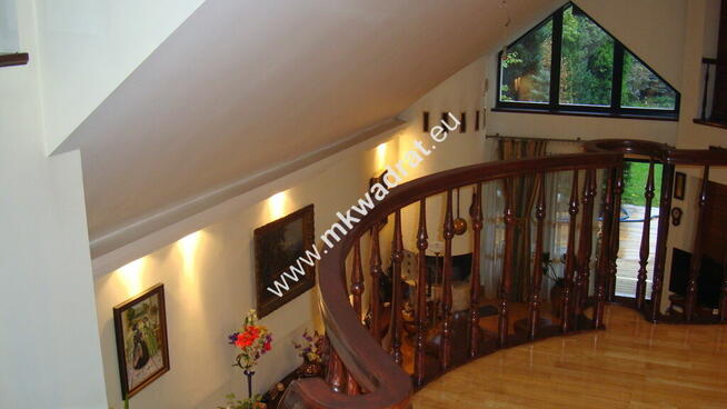 Ekskluzywny dom z basenem w pięknym ogrodzie.