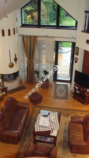 Ekskluzywny dom z basenem w pięknym ogrodzie.