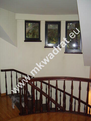 Ekskluzywny dom z basenem w pięknym ogrodzie.