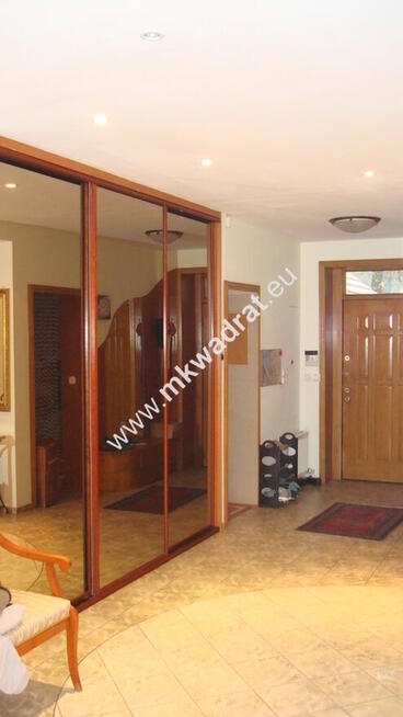 Ekskluzywny dom z basenem w pięknym ogrodzie.