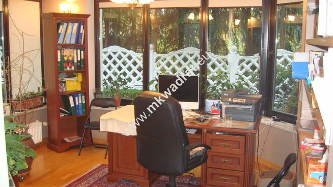 Ekskluzywny dom z basenem w pięknym ogrodzie.