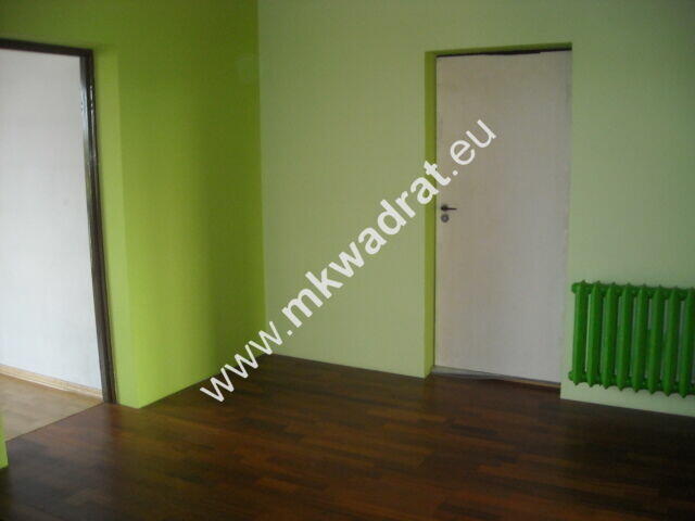 Funkcjonalny dom z lokalem użytkowym.