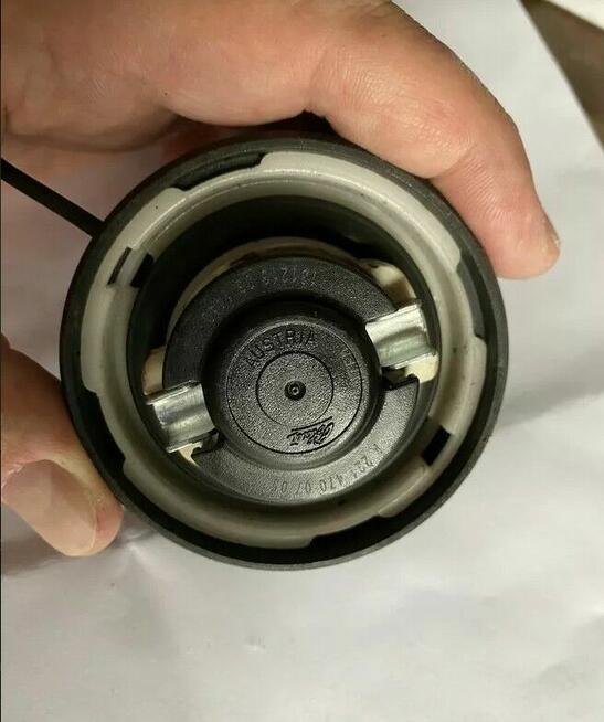 Oryginalny korek wlewu paliwa do Mercedes-Benz