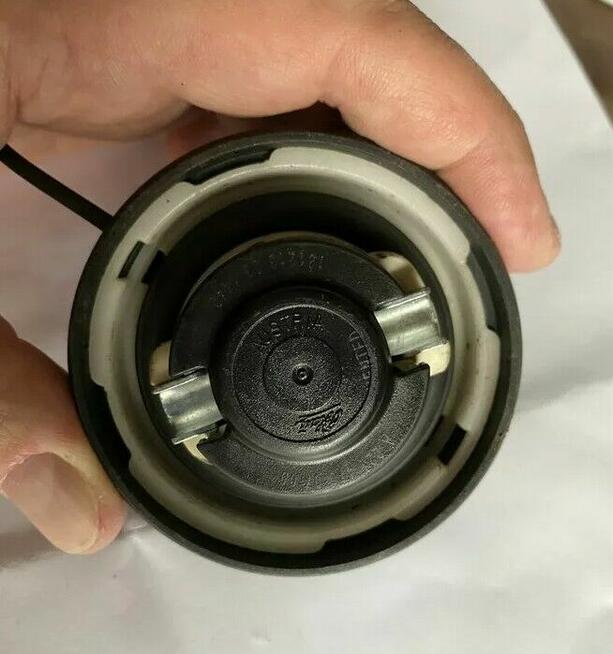 Oryginalny korek wlewu paliwa do Mercedes-Benz