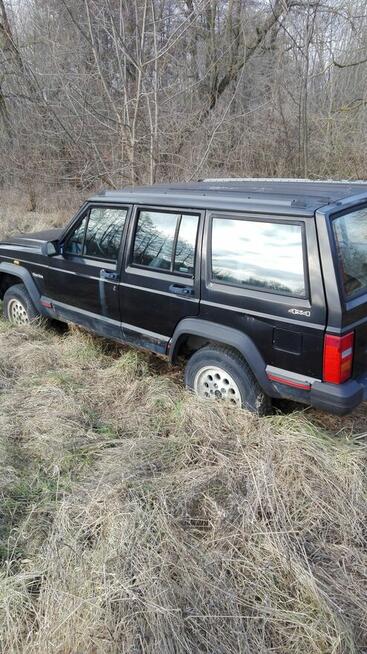 Mercedes C klasa, Jepp Cherokee.