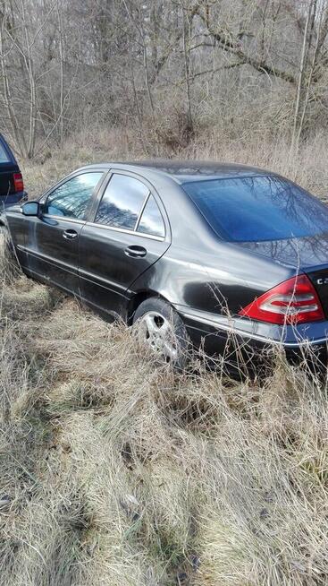 Mercedes C klasa, Jepp Cherokee.