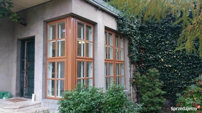 Malowanie renowacja drewnianych drzwi i okien