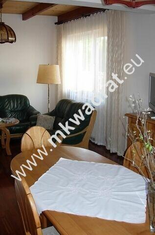 Dom na działce częściowo zalesionej