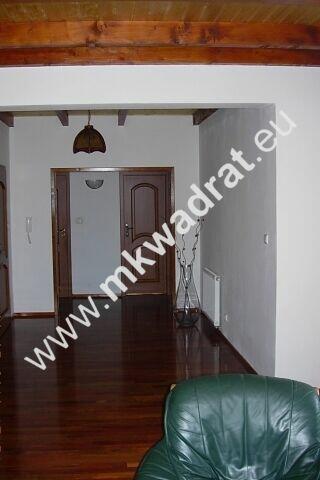 Dom na działce częściowo zalesionej