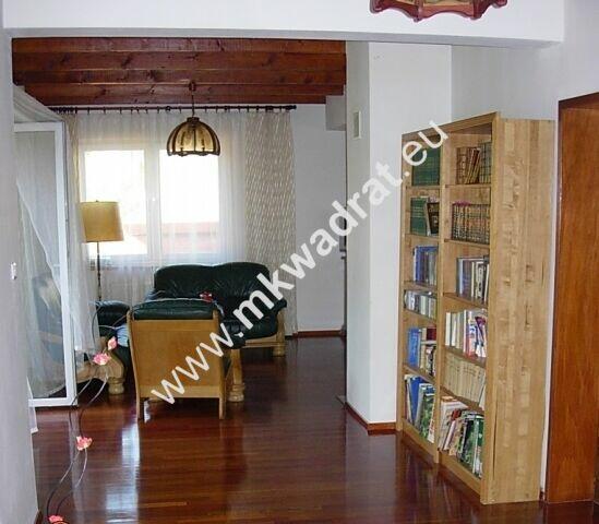 Dom na działce częściowo zalesionej