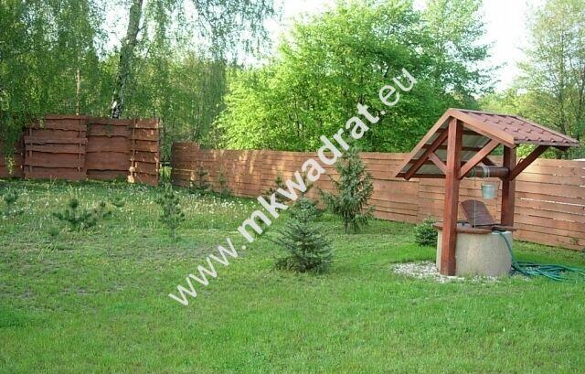 Dom na działce częściowo zalesionej