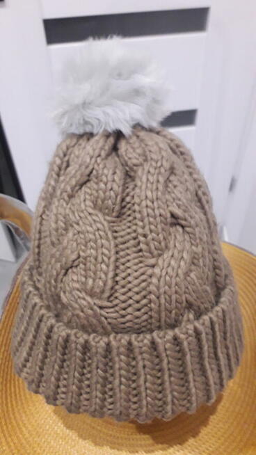 Czapka damska wełniana z pomponem