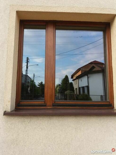 Malowanie renowacja drewnianych drzwi i okien.