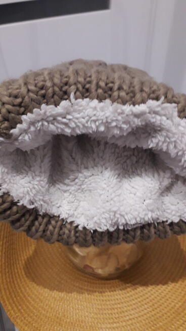 Czapka damska wełniana z pomponem