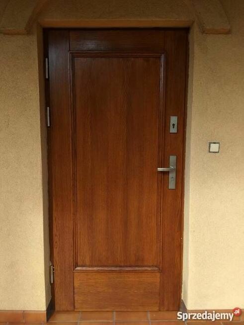 Malowanie renowacja drewnianych drzwi i okien.