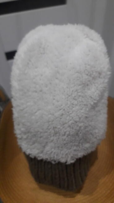 Czapka damska wełniana z pomponem