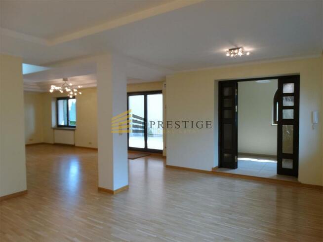 Elegancki dom z ogrodem i sauną w prestiżowej loka