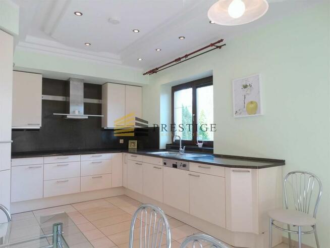 Elegancki dom z ogrodem i sauną w prestiżowej loka