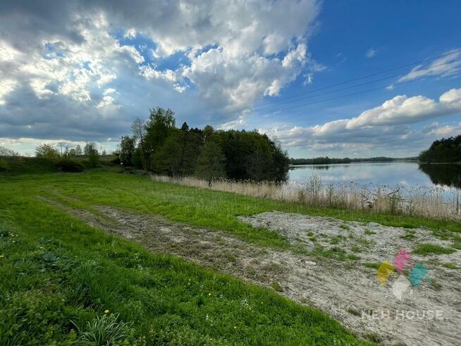 Działka rekreacyjna z linią brzegową jeziora