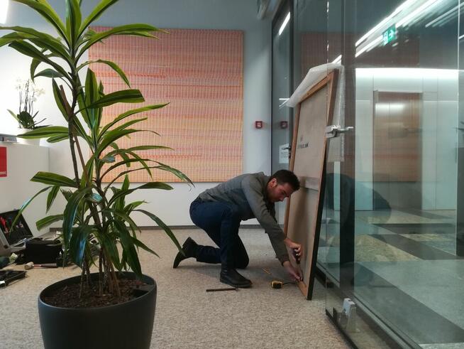 Wieszanie obrazów, systemy szynowe do wieszania obrazów